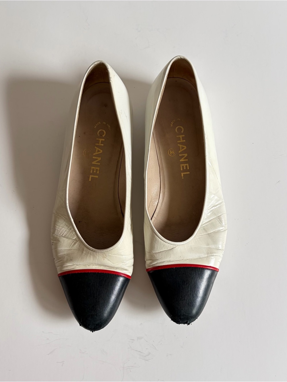 CHANEL Vintage White Leather Ballet Flats with Navy Cap Toe and Red Trim - Picture 2 of 9